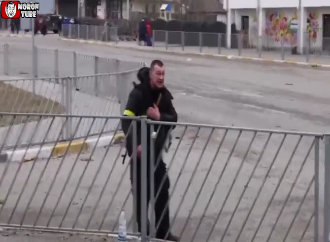 Video :Near an armed Ukrainian, a shell detonates (public notified)